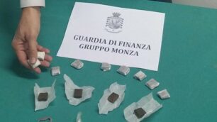 La droga sequestrata dal finanziere fuori servizio
