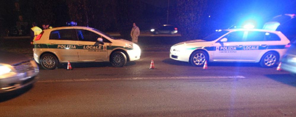 La polizia locale in viale Stucchi