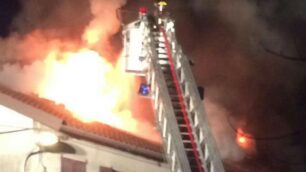 Carate Brianza, il tetto avvolto dalle fiamme in via Casati