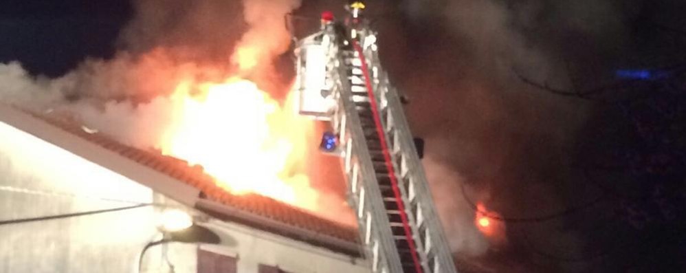 Carate Brianza, il tetto avvolto dalle fiamme in via Casati