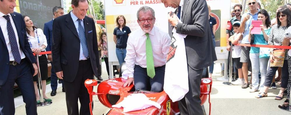 Maroni sale su una Ferrari: la Regione ha già stanziato 7 milioni per Parco, autodromo e Villa Reale