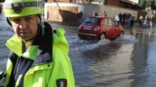 Una foto d’archivio della protezione civile di Monza impegnata nel contenimento delle acque del Lambro