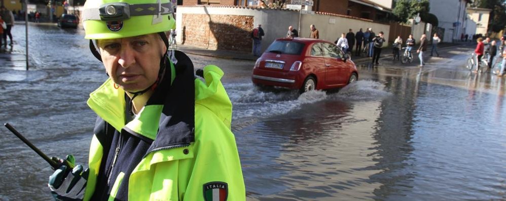 Una foto d’archivio della protezione civile di Monza impegnata nel contenimento delle acque del Lambro