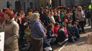 Seregno, un momento del flash mob contro il razzismo (foto Lorenzo Vismara)