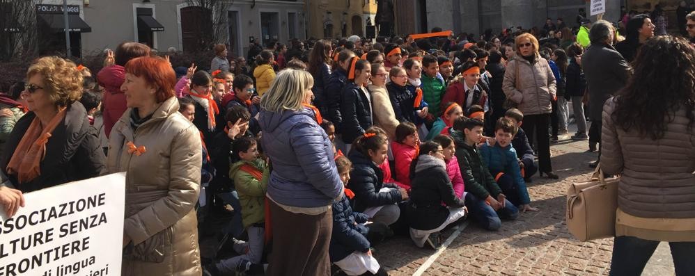 Seregno, un momento del flash mob contro il razzismo (foto Lorenzo Vismara)