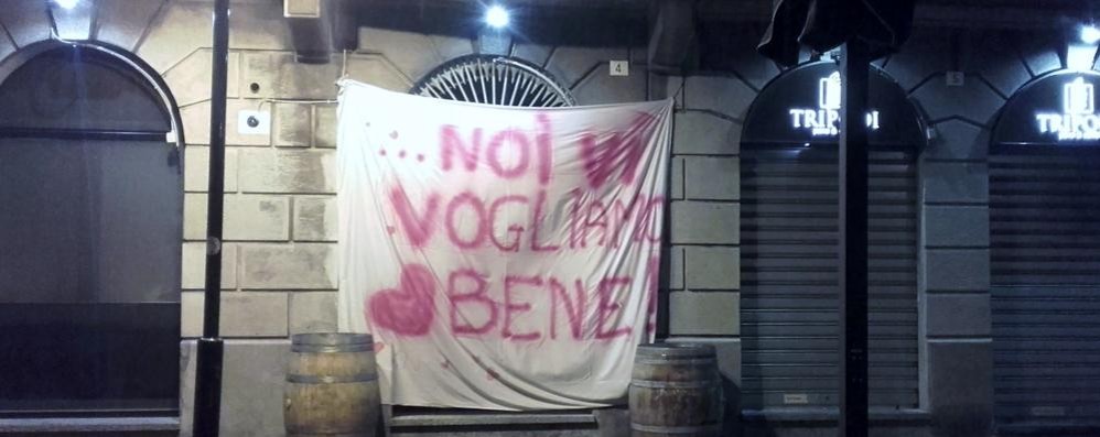 Seregno, lo striscione apparso mercoledì all'esterno del "Tripodi pane e caffè"