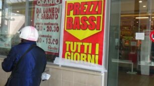 Nova Milanese, la vetrata spaccata a colpi di martello coperta da un manifesto pubblicitario nella mattina di giovedì (foto Pier Mastantuono)