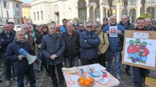 Il presidio davanti al tribunale di Monza