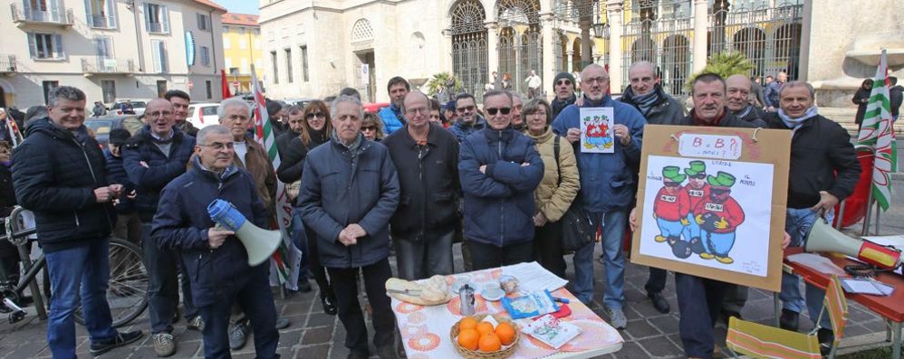 Il presidio davanti al tribunale di Monza