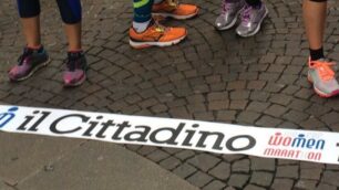 La linea di partenza della We for Women marathon nel centro di Milano