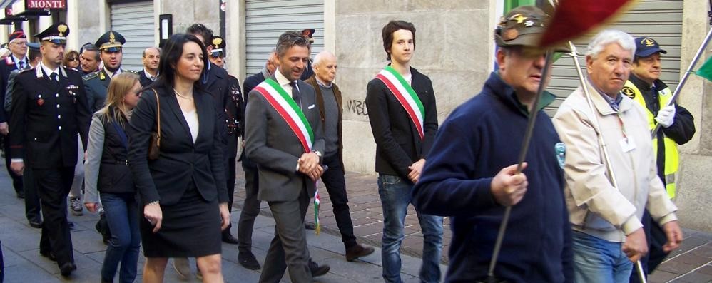 Seregno, il sindaco Edoardo Mazza durante il corteo del 25 aprile