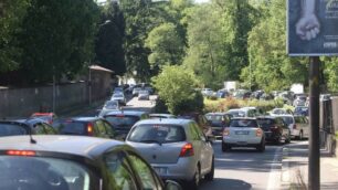 25 aprile in coda intorno al parco a Monza