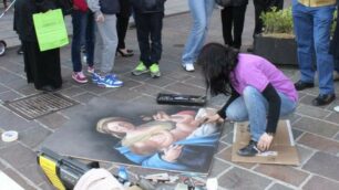 Un'artista in corso del Popolo mentre sta completando la sua opera