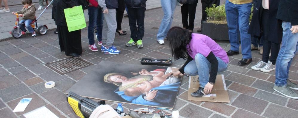 Un'artista in corso del Popolo mentre sta completando la sua opera