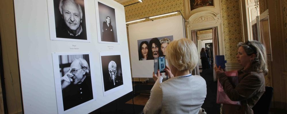 Monza, in Villa reale le 100 facce della musica italiana fotografate da Giovanni Gastel: la prima sala della mostra