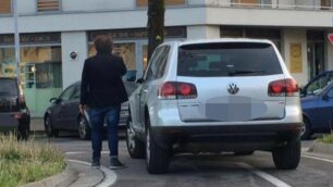 Auto in sosta intorno alla stazione di Arcore (foto da Facebook)