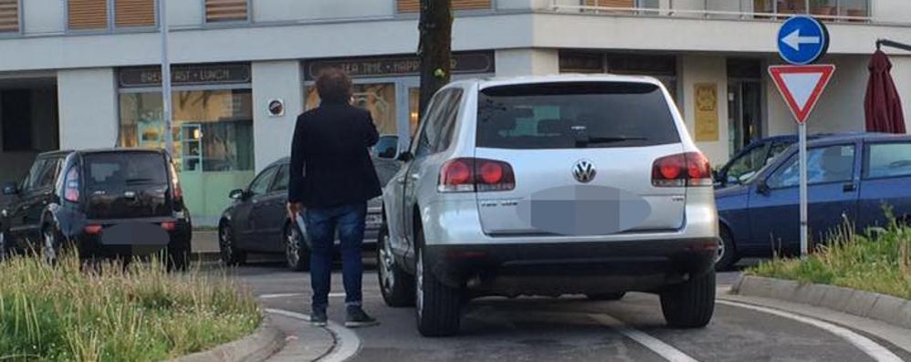 Auto in sosta intorno alla stazione di Arcore (foto da Facebook)