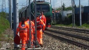 I soccorritori a Usmate e il treno fermo