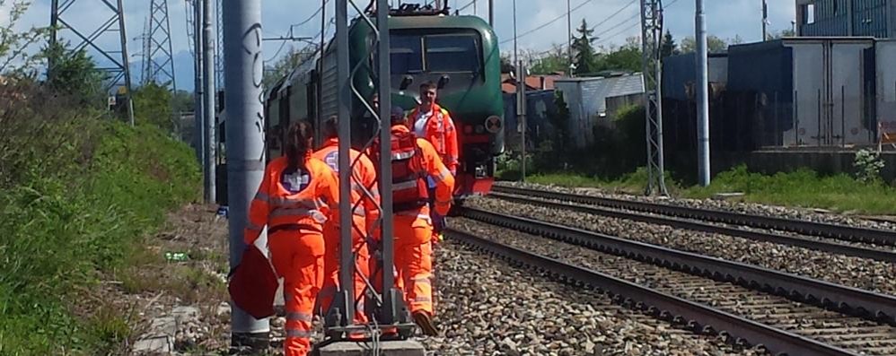 I soccorritori a Usmate e il treno fermo