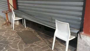 Barlassina, la serranda dell’osteria del Parco  è stata appoggiata su due sedie