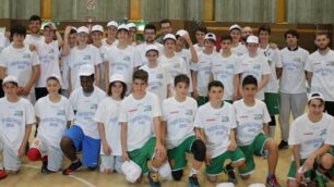 Le rappresentative provinciali di Monza e Brianza (a sinistra) e Brescia (in pantoloncini verdi) che a Seregno hanno dato vita alla finale del Trofeo delle Province ( foto Volonterio