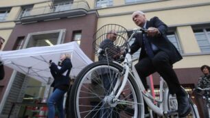 L’inaugurazione del bike sharing con il sindaco in sella