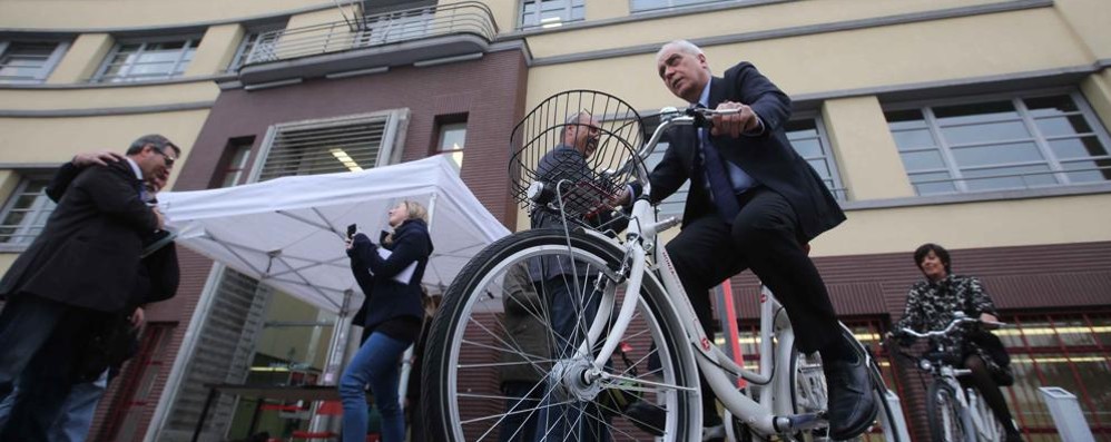 L’inaugurazione del bike sharing con il sindaco in sella