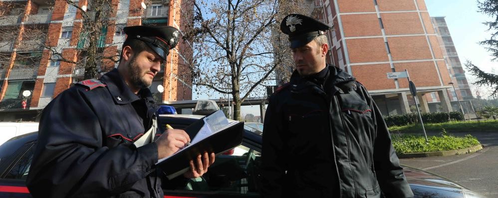 I carabinieri di Desio durante un controllo