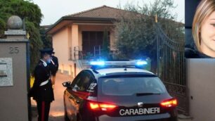 I carabinieri fuori dalla villetta di Briosco e Elena Di Rienzo