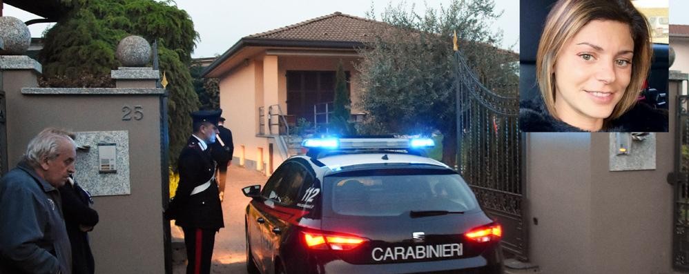 I carabinieri fuori dalla villetta di Briosco e Elena Di Rienzo