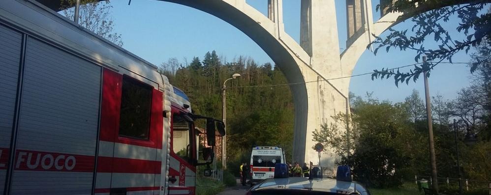 Il ponte di Carate con i soccorritori