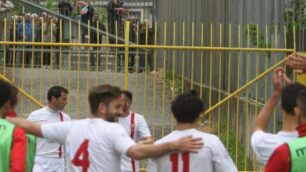 Calcio, Monza Fiorenzuola: i giocatori salutano i tifosi rimasti fuori dallo stadio Brianteo per decisione del giudice sportivo