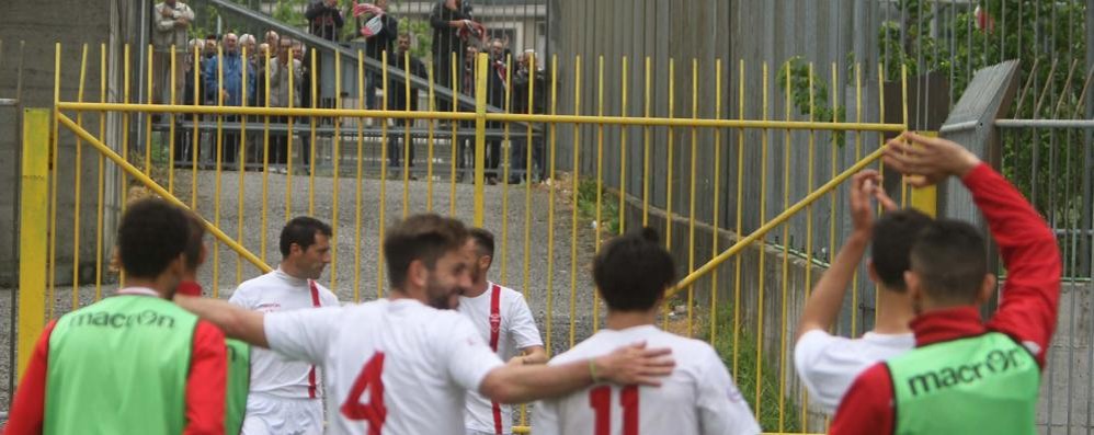 Calcio, Monza Fiorenzuola: i giocatori salutano i tifosi rimasti fuori dallo stadio Brianteo per decisione del giudice sportivo