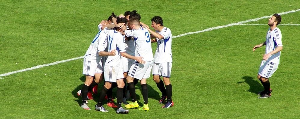 Calcio, l'esultanza dei giocatori del Seregno dopo il gol decisivo di Davide Bosio