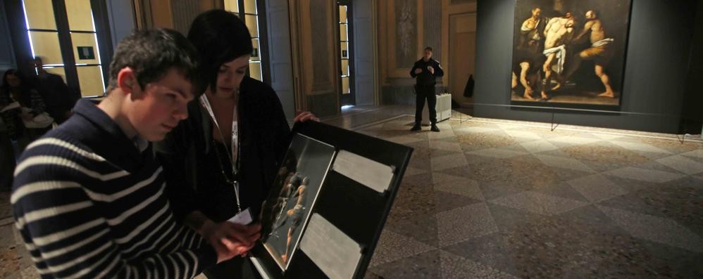 Monza, la visita dello studente non vedente al dipinto di Caravaggio in Villa reale