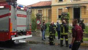 Carnate - L’intervento dei vigili del fuoco nell’ex scuola dell’infanzia di via Bazzini (Foto Galbiati)