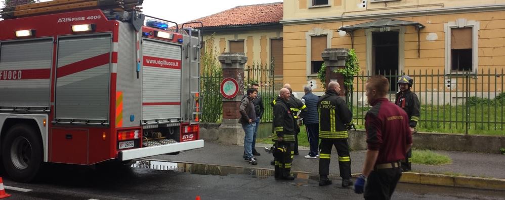 Carnate - L’intervento dei vigili del fuoco nell’ex scuola dell’infanzia di via Bazzini (Foto Galbiati)