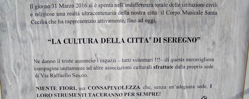 Seregno: il necrologio per l'Accademia filarmonica Città di Seregno comparso per le strade nello scorso fine settimana