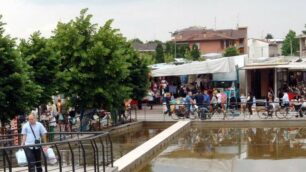 Cesano Maderno, una immagine d’archvio di piazza Facchetti nel giorno di mercato