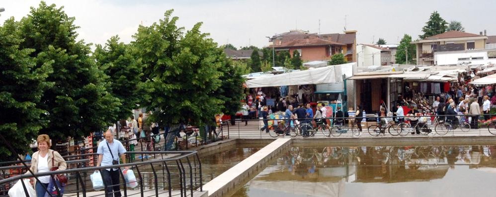 Cesano Maderno, una immagine d’archvio di piazza Facchetti nel giorno di mercato