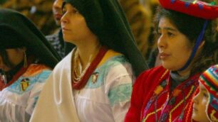 Donne sudamericane a una celebrazione di Duomo
