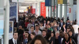 La folla al Salone del mobile di Milano