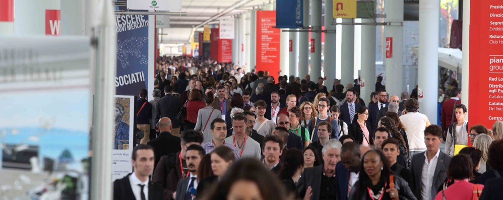 La folla al Salone del mobile di Milano