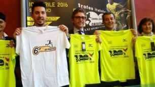 La 100 km di Seregno: da sinistra, Manuela Berti, organizzatrice, Stefano Casiraghi, assessore allo Sport, Edoardo Mazza, sindaco, Giacinto Mariani, vicesindaco, e Grazia Vanni, presidente regionale della Fidal