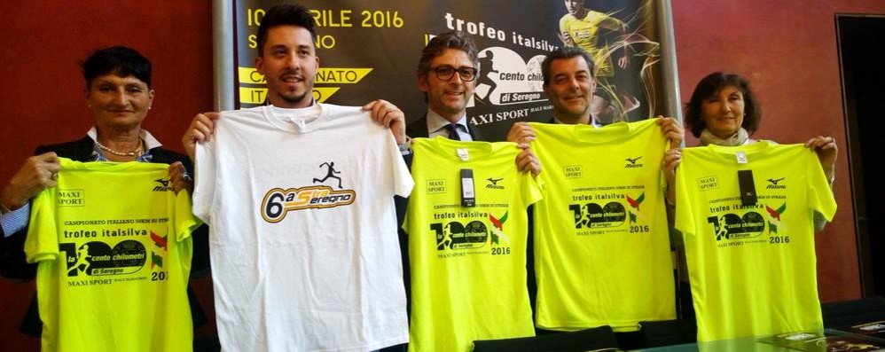 La 100 km di Seregno: da sinistra, Manuela Berti, organizzatrice, Stefano Casiraghi, assessore allo Sport, Edoardo Mazza, sindaco, Giacinto Mariani, vicesindaco, e Grazia Vanni, presidente regionale della Fidal