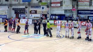 Hockey, Monza e il Forte schierate a centropista prima di gara 2 di playoff (foto Stefano Servidio/Hrc Monza)