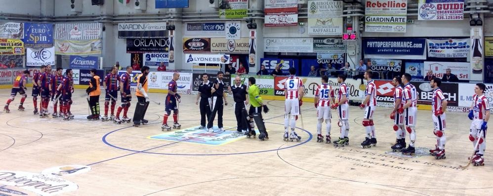 Hockey, Monza e il Forte schierate a centropista prima di gara 2 di playoff (foto Stefano Servidio/Hrc Monza)