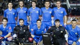 Hockey: Francesco Compagno, al centro accosciato, con la nazionale italiana Under 23 a Follonica per la Coppa Latina