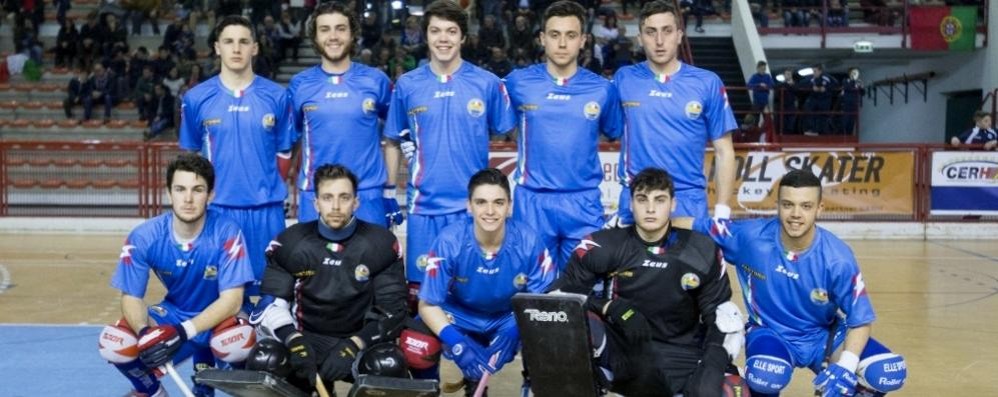 Hockey: Francesco Compagno, al centro accosciato, con la nazionale italiana Under 23 a Follonica per la Coppa Latina