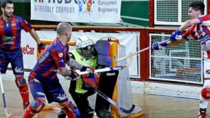 Hockey: un'azione offensiva di Francesco Compagno del Centemero Monza (foto Stefano Servidio/Hrc Monza)